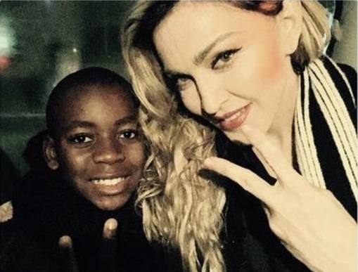 Η Μαντόνα τραγούδησε για τα θύματα του Παρισιού – ΒΙΝΤΕΟ