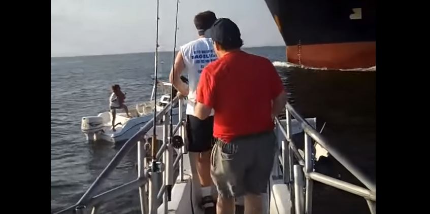 Πορεία σύγκρουσης τάνκερ με… βάρκα – ΒΙΝΤΕΟ