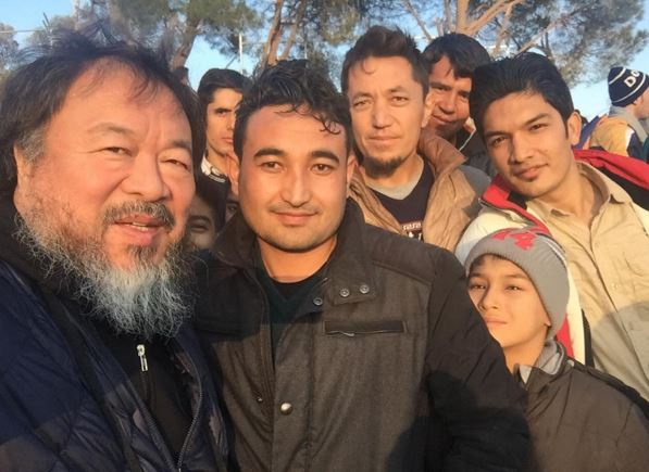 Στο πλευρό των προσφύγων στη Λέσβο ο Κινέζος καλλιτέχνης Ai Weiwei – ΦΩΤΟ