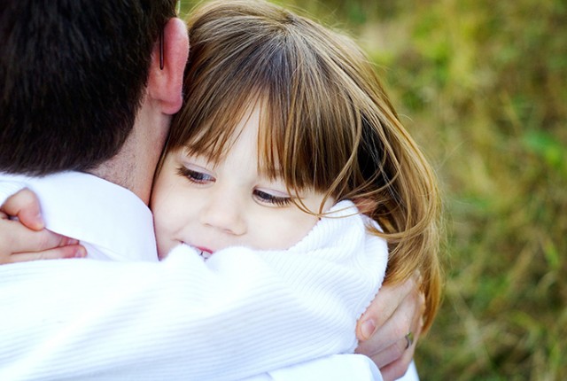 12 αγκαλιές την ημέρα βοηθούν στην ανάπτυξη του παιδιού