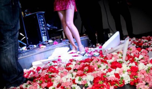 Tόσο κοστίζει το ρεβεγιόν στα… μπουζούκια – ΒΙΝΤΕΟ