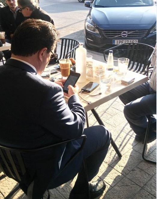 O Άδωνις για …φραπέ στη Χαλκιδική – ΦΩΤΟ