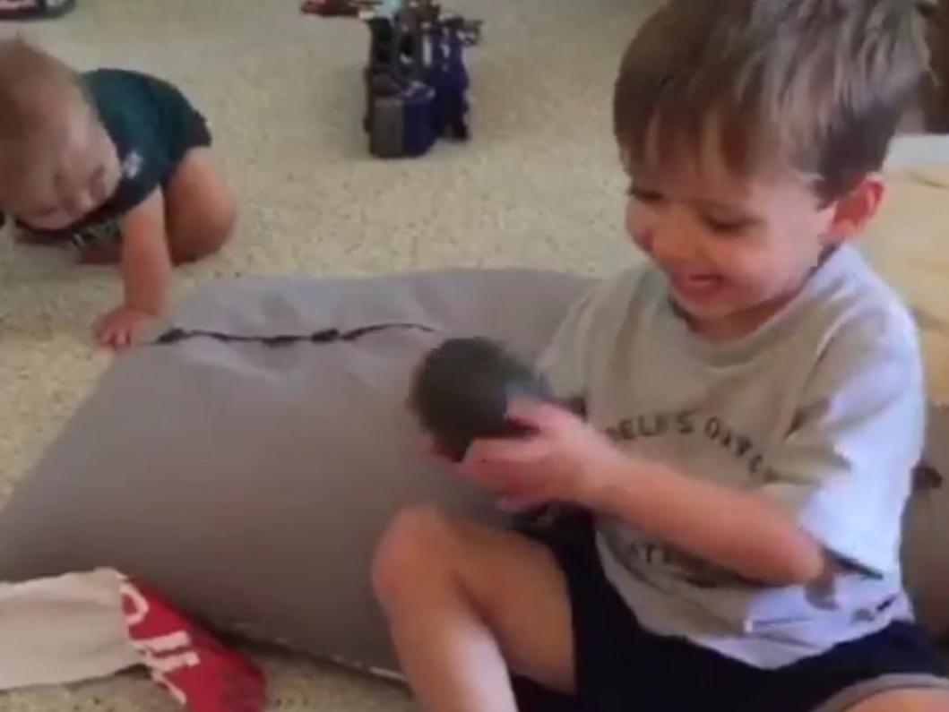 Έτσι πρέπει να αντιδράτε όταν δεν σας αρέσει το δώρο σας – ΒΙΝΤΕΟ