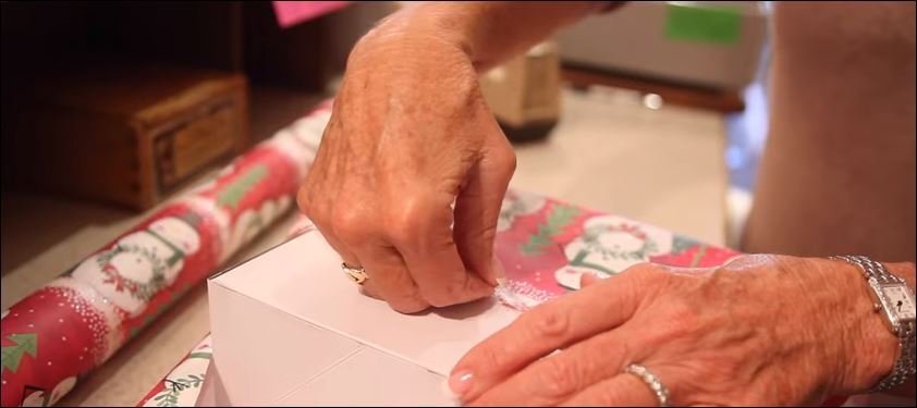 Πώς να τυλίξετε τα χριστουγεννιάτικα δώρα σας – ΒΙΝΤΕΟ