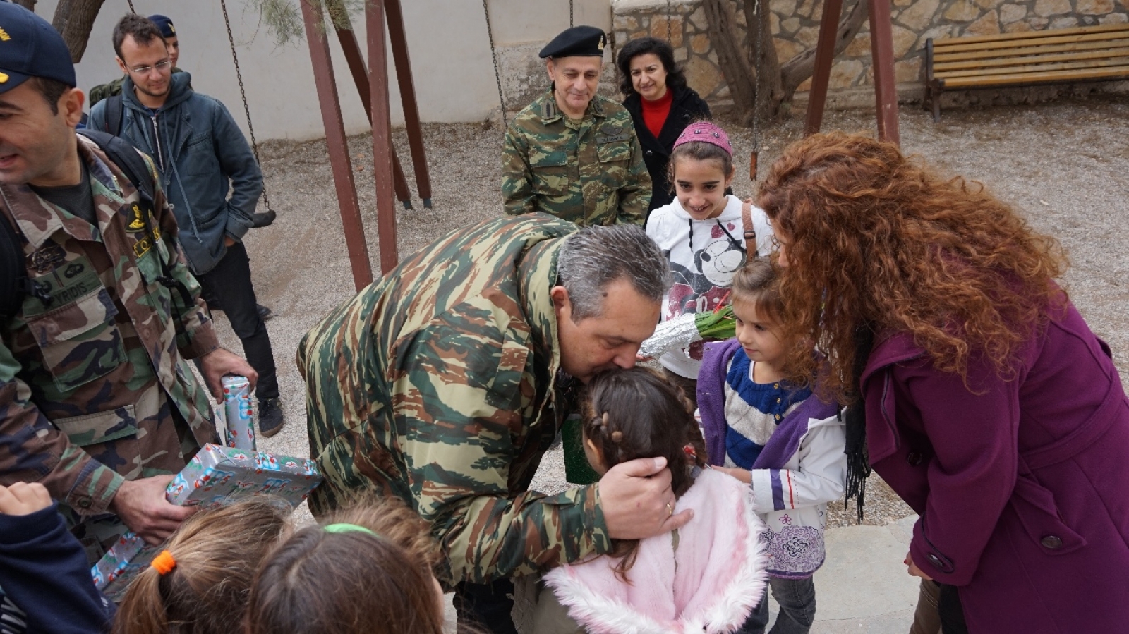 Η επίσκεψη του Καμμένου σε νησιά της άγονης γραμμής και τα δώρα στα παιδιά – ΦΩΤΟ
