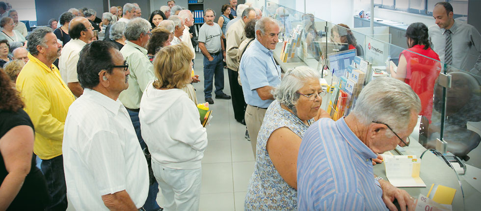 «Κόκκινη γραμμή» για τις κύριες συντάξεις