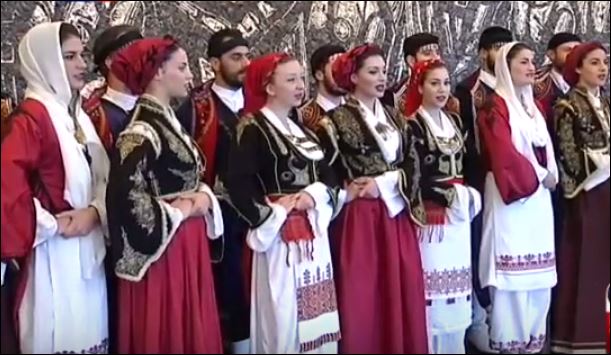 Κάλαντα και… μαντινάδες στον Κουτσούμπα – ΒΙΝΤΕΟ