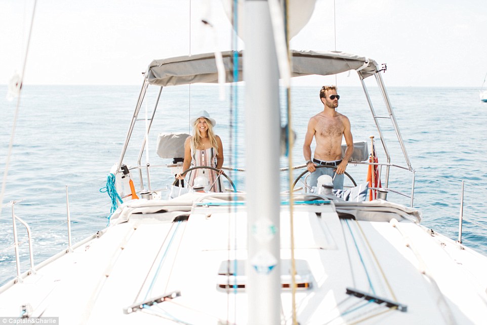 Το ζευγάρι που γυρίζει τον κόσμο με ένα ιστιοπλοϊκό – ΦΩΤΟ