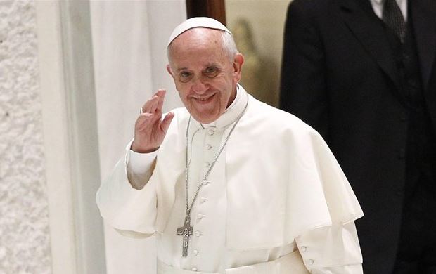 Με άστεγους και άπορους παρακολούθησε την ταινία για τη ζωή του ο Πάπας