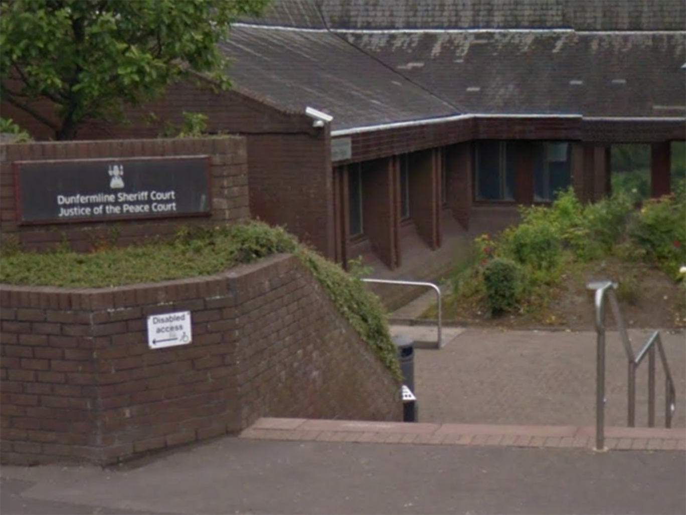 Κοιμήθηκε με την κοπέλα του και ξύπνησε με έναν άνδρα