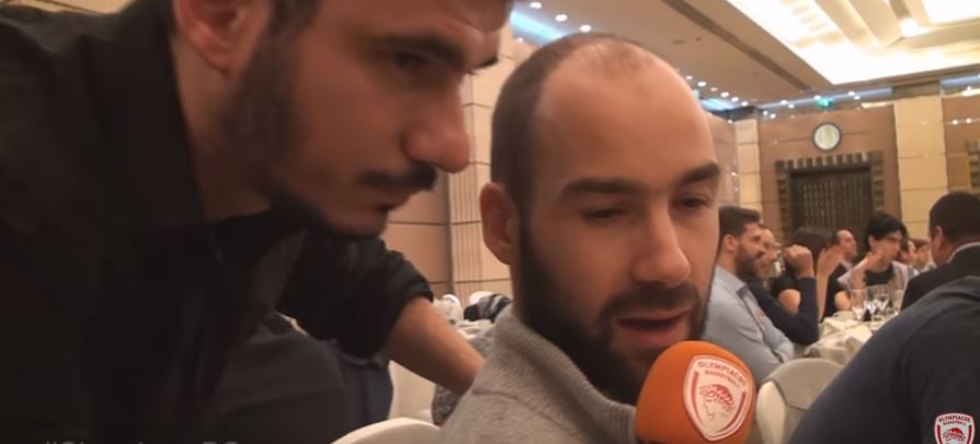 «Ερυθρόλευκες» ευχές και… πειράγματα – ΒΙΝΤΕΟ