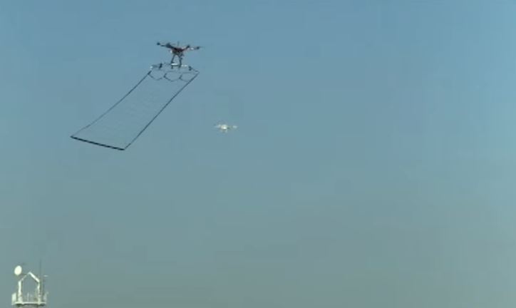 Drone “συλλαμβάνει” drone στον… αέρα – ΒΙΝΤΕΟ