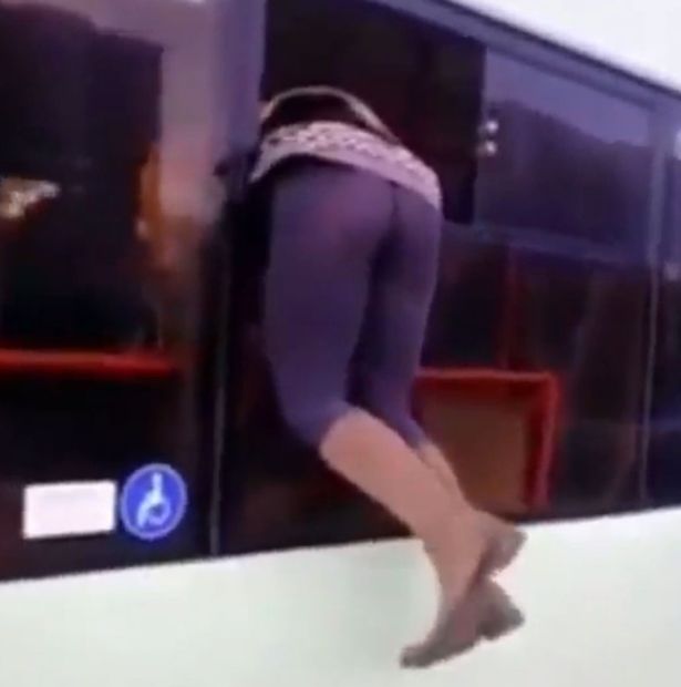 Πήδηξε από το παράθυρο του λεωφορείου για να γλιτώσει το πρόστιμο – ΒΙΝΤΕΟ
