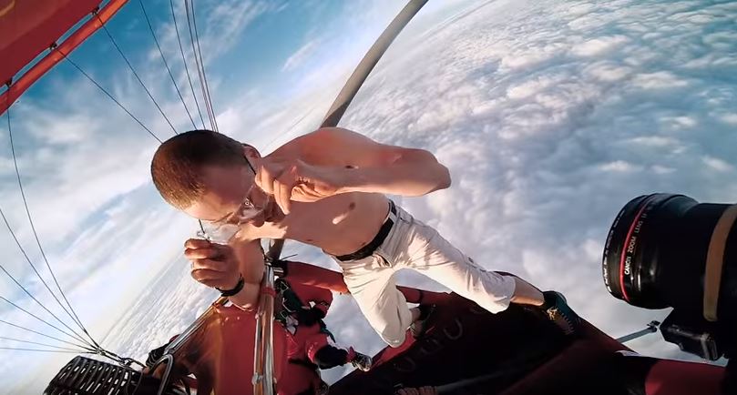 Πήδηξε από τα 13.000 πόδια χωρίς αλεξίπτωτο – ΒΙΝΤΕΟ