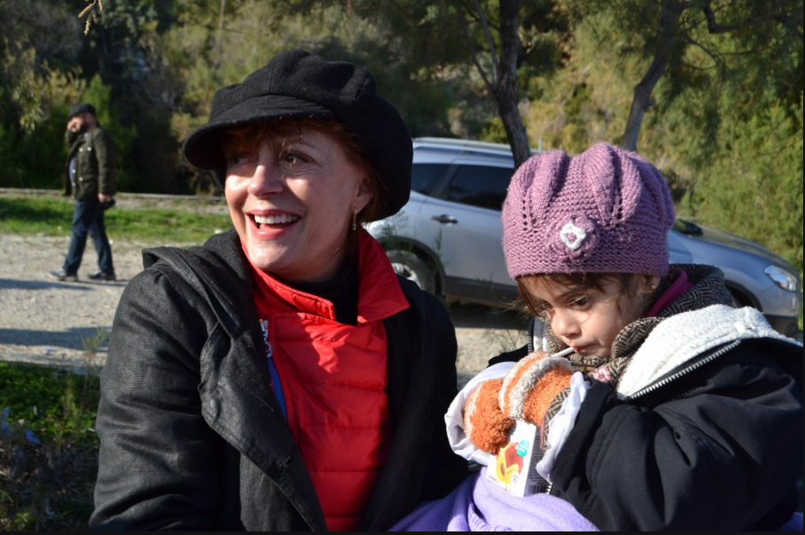 Η Σούζαν Σάραντον στη Λέσβο υποδέχεται τους πρόσφυγες – ΦΩΤΟ