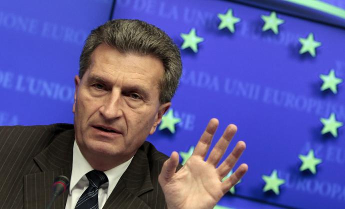 Ο Επίτροπος Έτινγκερ εκφράζει φόβους για αποσύνθεση της ΕΕ