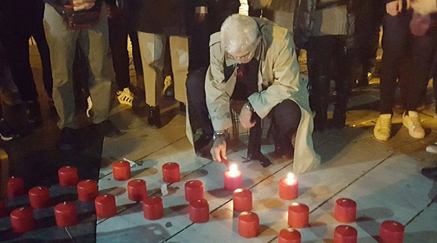 Ο Μπουτάρης άναψε κόκκινα κεριά για την Παγκόσμια Ημέρα κατά του AIDS – ΦΩΤΟ