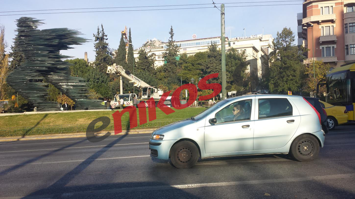 Γερανός στην πλατεία με το άγαλμα του δρομέα – ΦΩΤΟ αναγνώστη