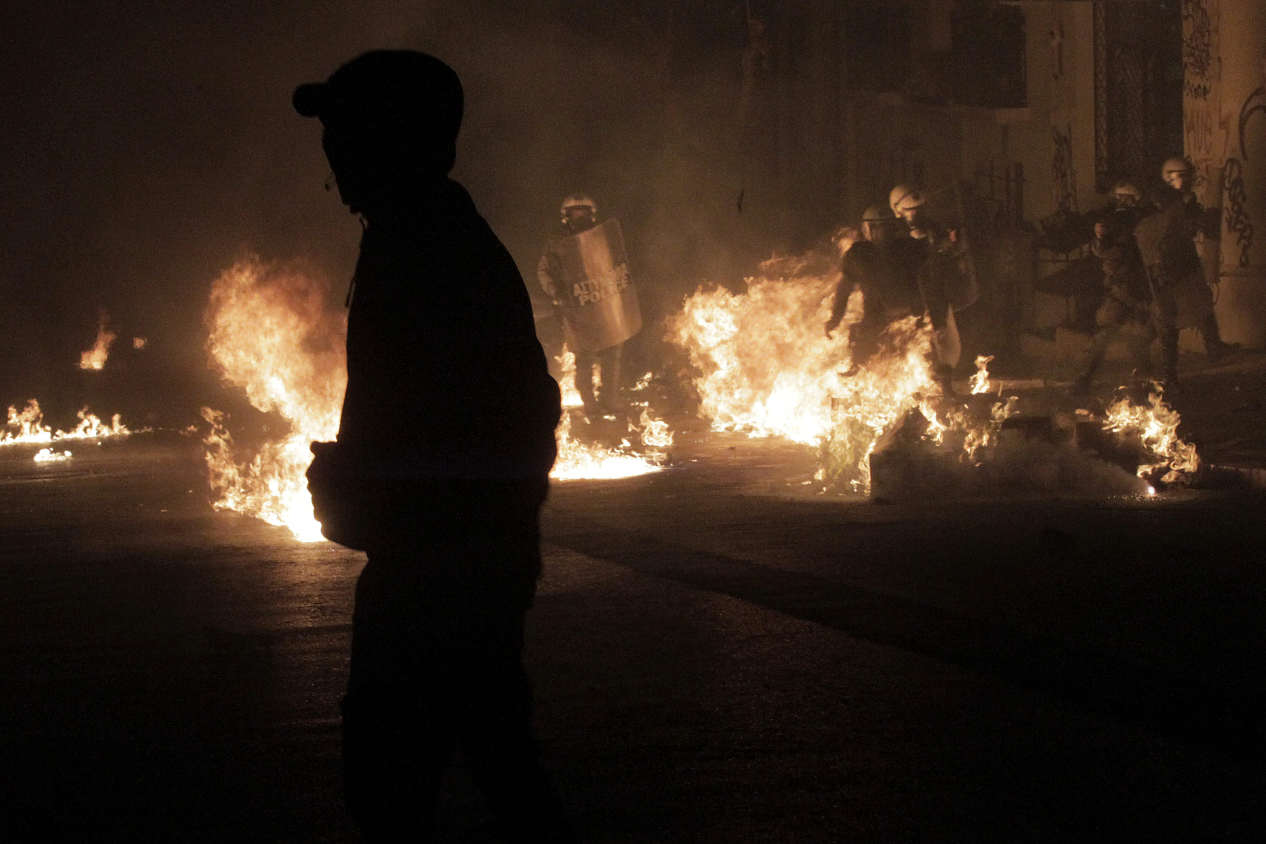 Kαρέ καρέ τα επεισόδια στα Εξάρχεια – ΦΩΤΟ