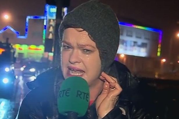 H δημοσιογράφος που άντεξε στην κακοκαιρία και έγινε viral – BINTEO