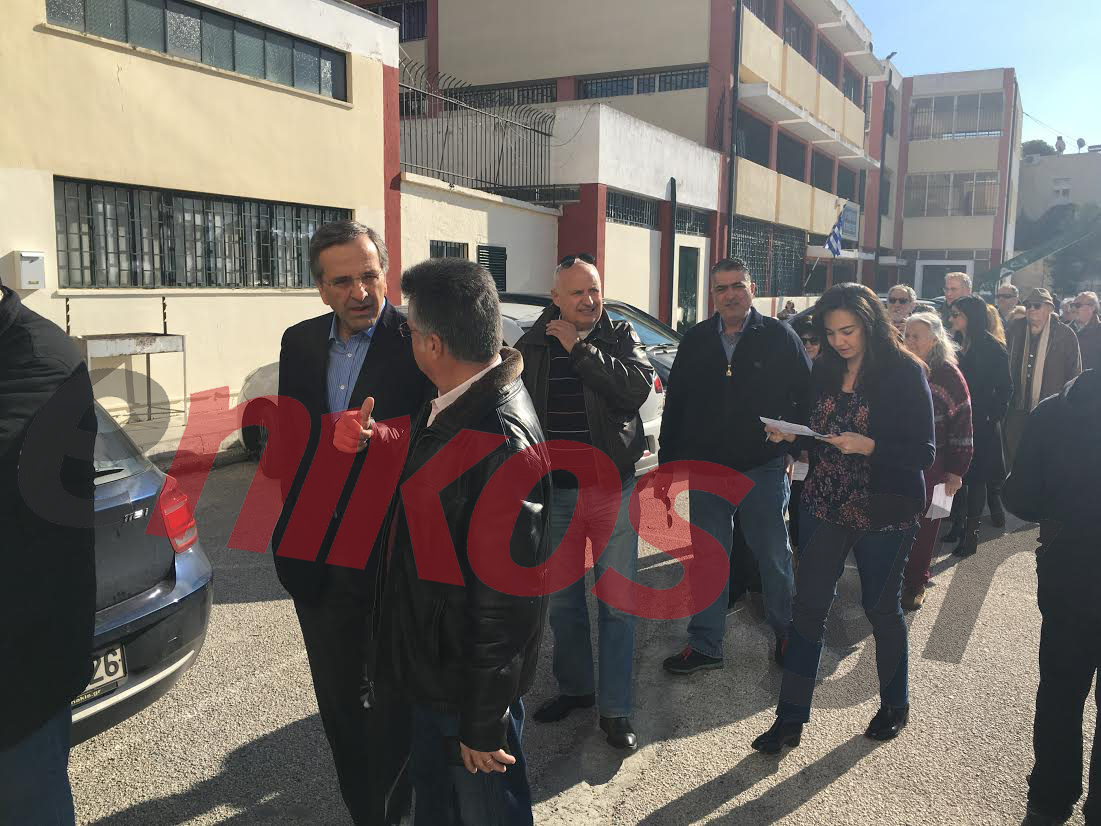 Στην ουρά με την σύζυγό του ο Σαμαράς για να ψηφίσει – ΦΩΤΟ