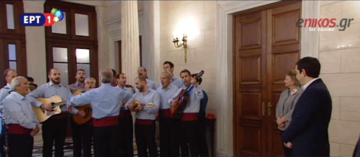 Κάλαντα από την Ζακυνθινή χορωδία άκουσε ο Τσίπρας – ΒΙΝΤΕΟ