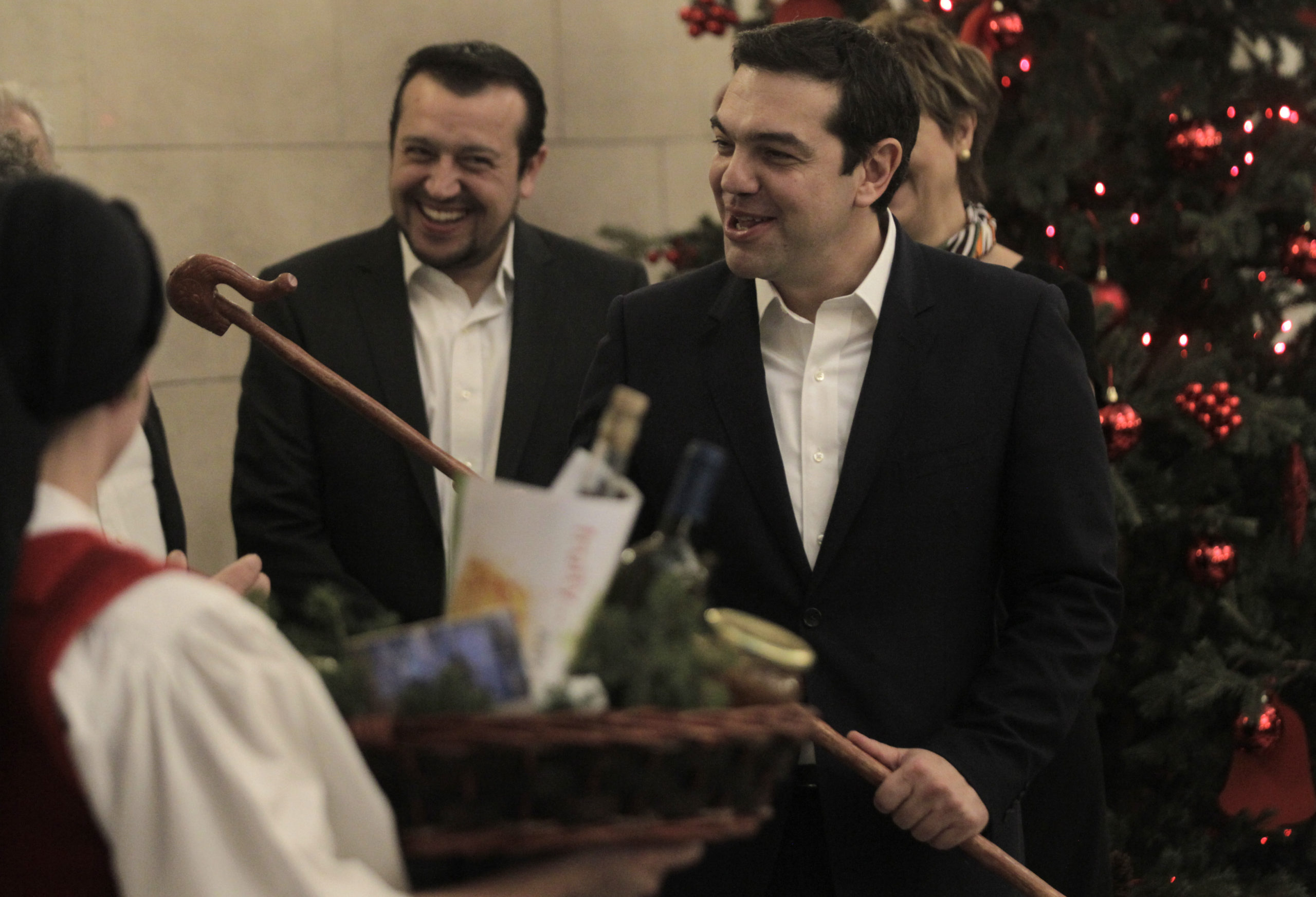 Ποιος έκανε δώρο στον Τσίπρα μια… γκλίτσα – ΦΩΤΟ