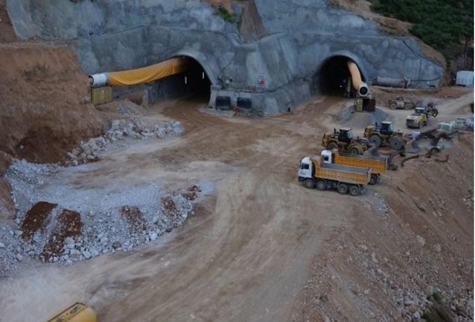 Εντυπωσιακή έκρηξη στο τούνελ της Κλόκοβας – ΒΙΝΤΕΟ