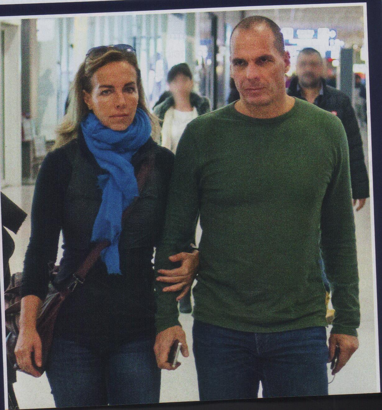 Στο αεροδρόμιο ο Βαρουφάκης με την Δανάη Στράτου – ΦΩΤΟ