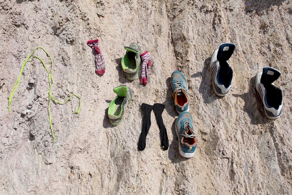 Ιστορίες προσφύγων μέσα από τα… παπούτσια που αφήνουν πίσω τους – ΦΩΤΟ