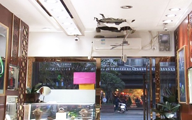 Μπήκε από την οροφή αλλά… δεν ήταν ο Άγιος Βασίλης – ΒΙΝΤΕΟ