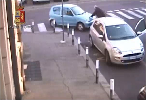 Ένας καυγάς στο δρόμο παραλίγο να μετατραπεί σε τραγωδία – ΒΙΝΤΕΟ