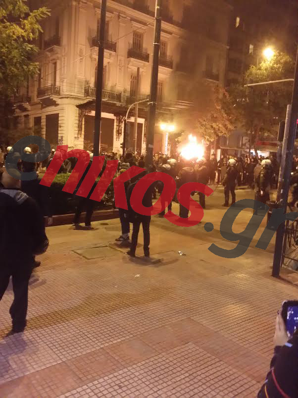 Φωτιά σε κάδους στο κέντρο της Αθήνας – ΤΩΡΑ – ΦΩΤΟ