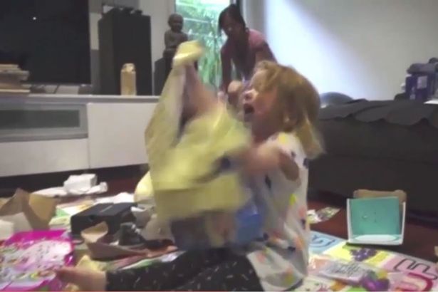 Δείτε πως αντέδρασε ένα κοριτσάκι όταν άνοιξε το δώρο της – ΒΙΝΤΕΟ