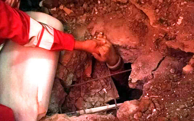 Άντεξε 60 ώρες θαμμένος μέσα στα συντρίμμια – ΒΙΝΤΕΟ