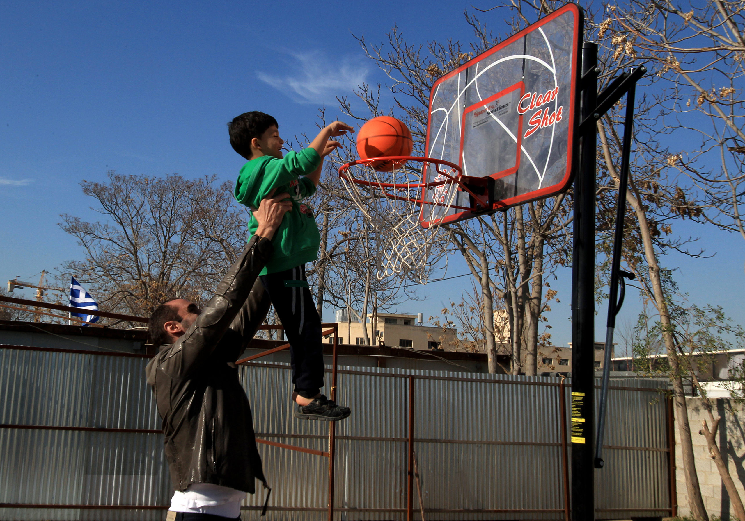 Επαγγελματίες αθλητές έπαιξαν μπάσκετ με προσφυγόπουλα στον Ελαιώνα – ΦΩΤΟ