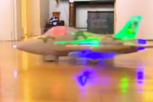 Το χριστουγεννιάτικο δώρο στον γιο του “έκρυβε” μια δυσάρεστη έκπληξη – BINTEO