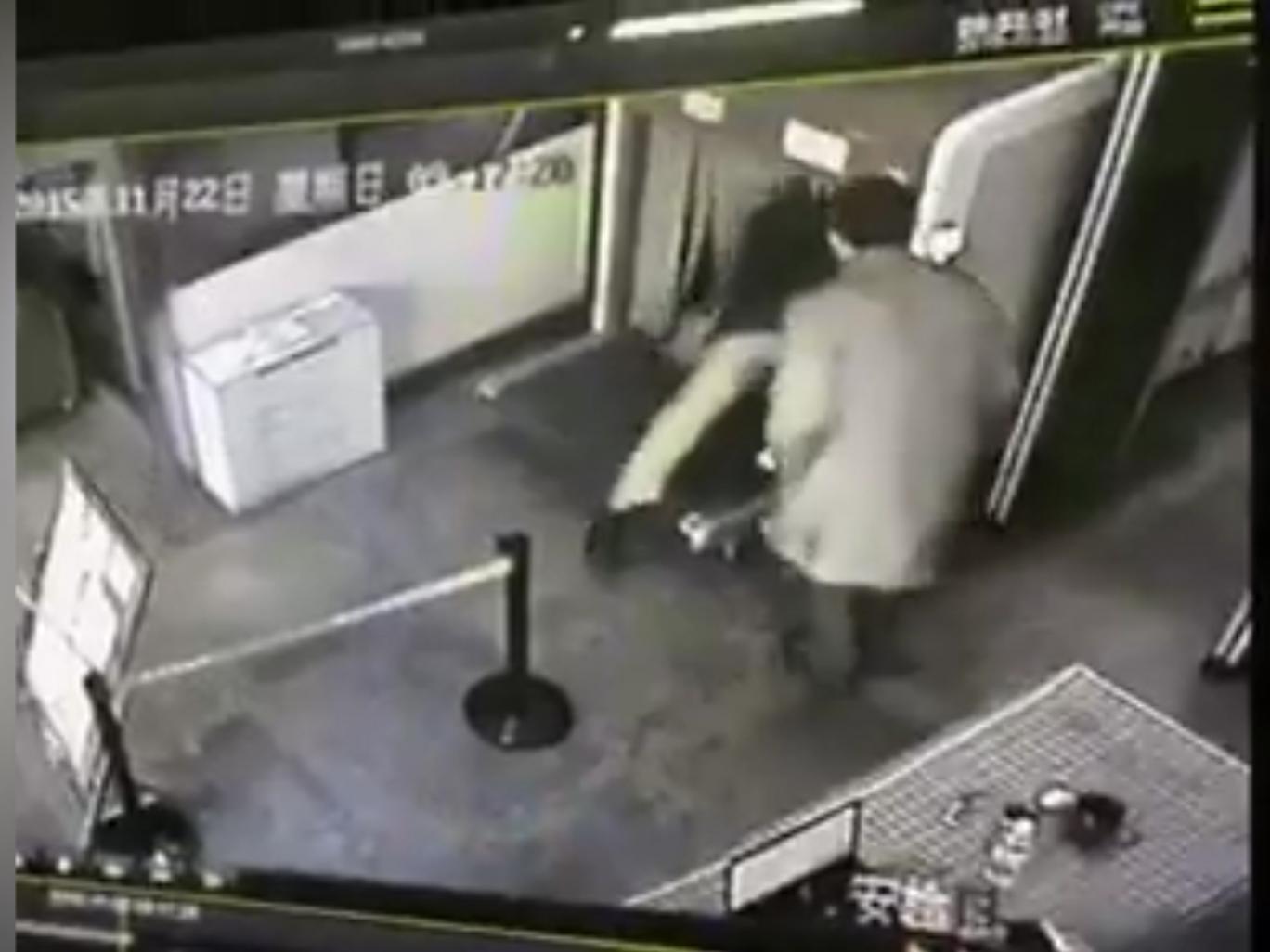 Η τρομερή γκάφα του Κινέζου τουρίστα – ΒΙΝΤΕΟ