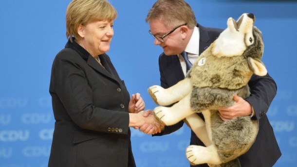 Ποιος έκανε δώρο στην Μέρκελ έναν λούτρινο λύκο – ΦΩΤΟ