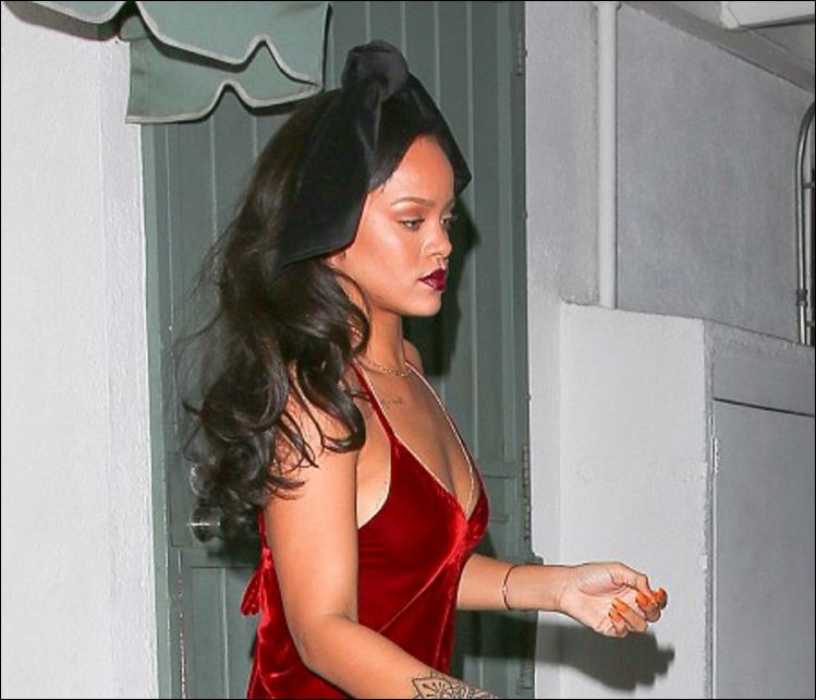 Το εντυπωσιακό κόκκινο φόρεμα της Ριάνα – ΦΩΤΟ