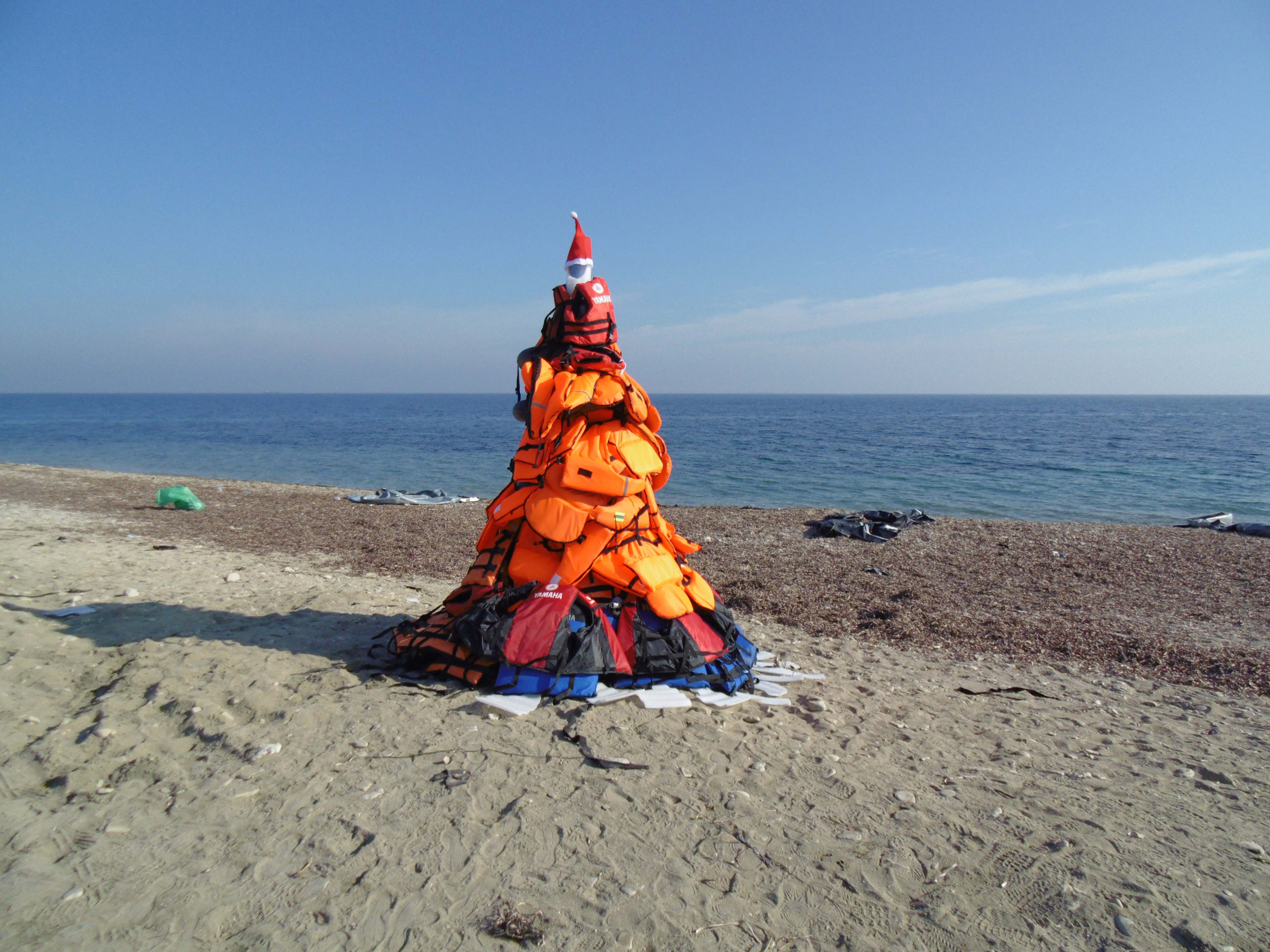 Ένα Χριστουγεννιάτικο Δέντρο από… σωσίβια – ΒΙΝΤΕΟ