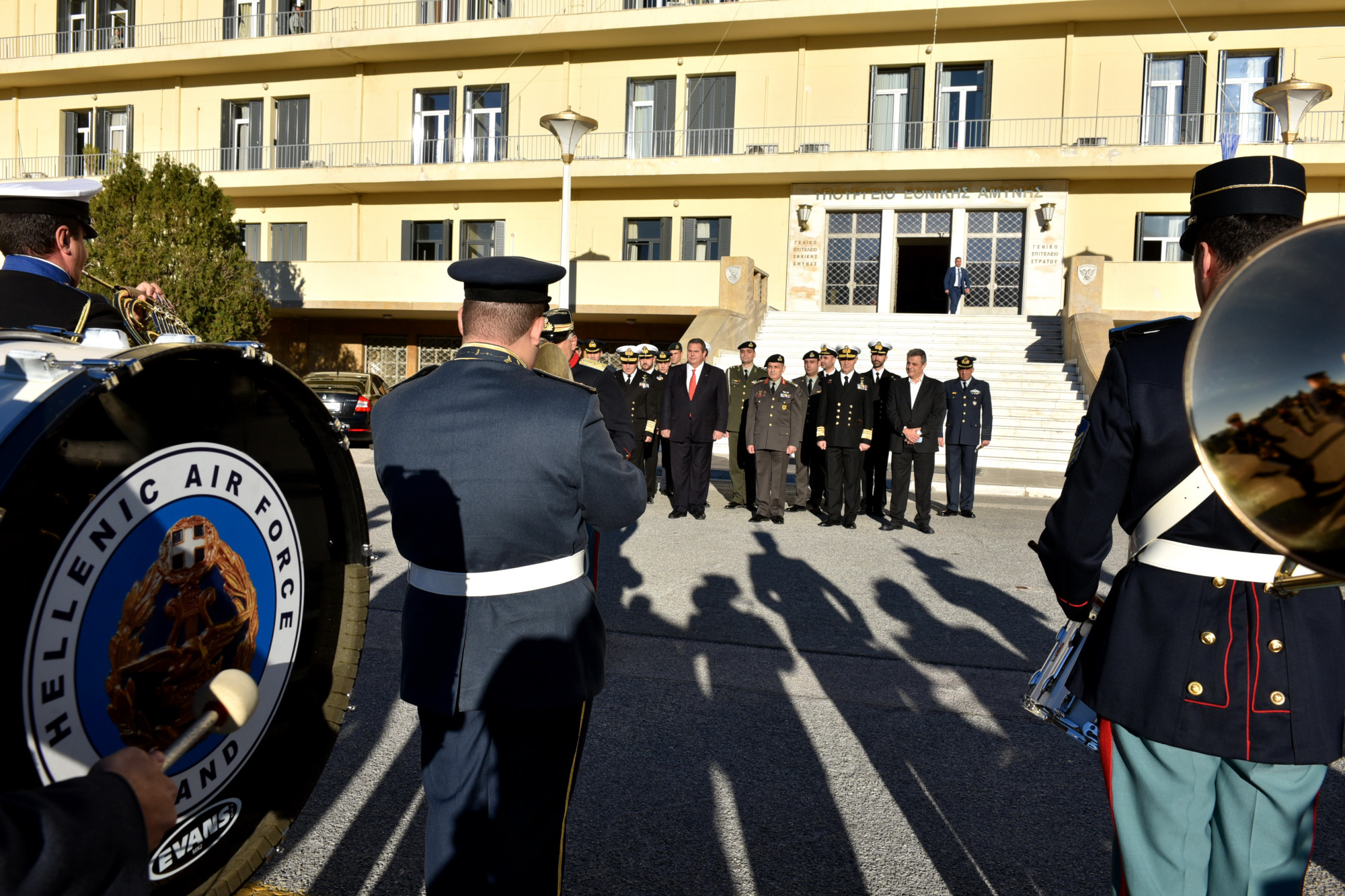 Έψαλαν τα κάλαντα στον Πάνο Καμμένο – ΒΙΝΤΕΟ