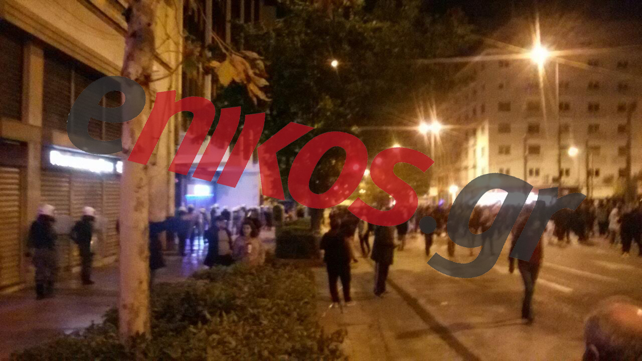 Μολότοφ στην Πανεπιστημίου – ΤΩΡΑ – ΦΩΤΟ