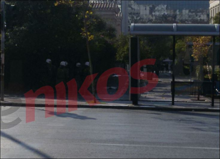 Πετροπόλεμος στα Προπύλαια – ΦΩΤΟ – ΤΩΡΑ