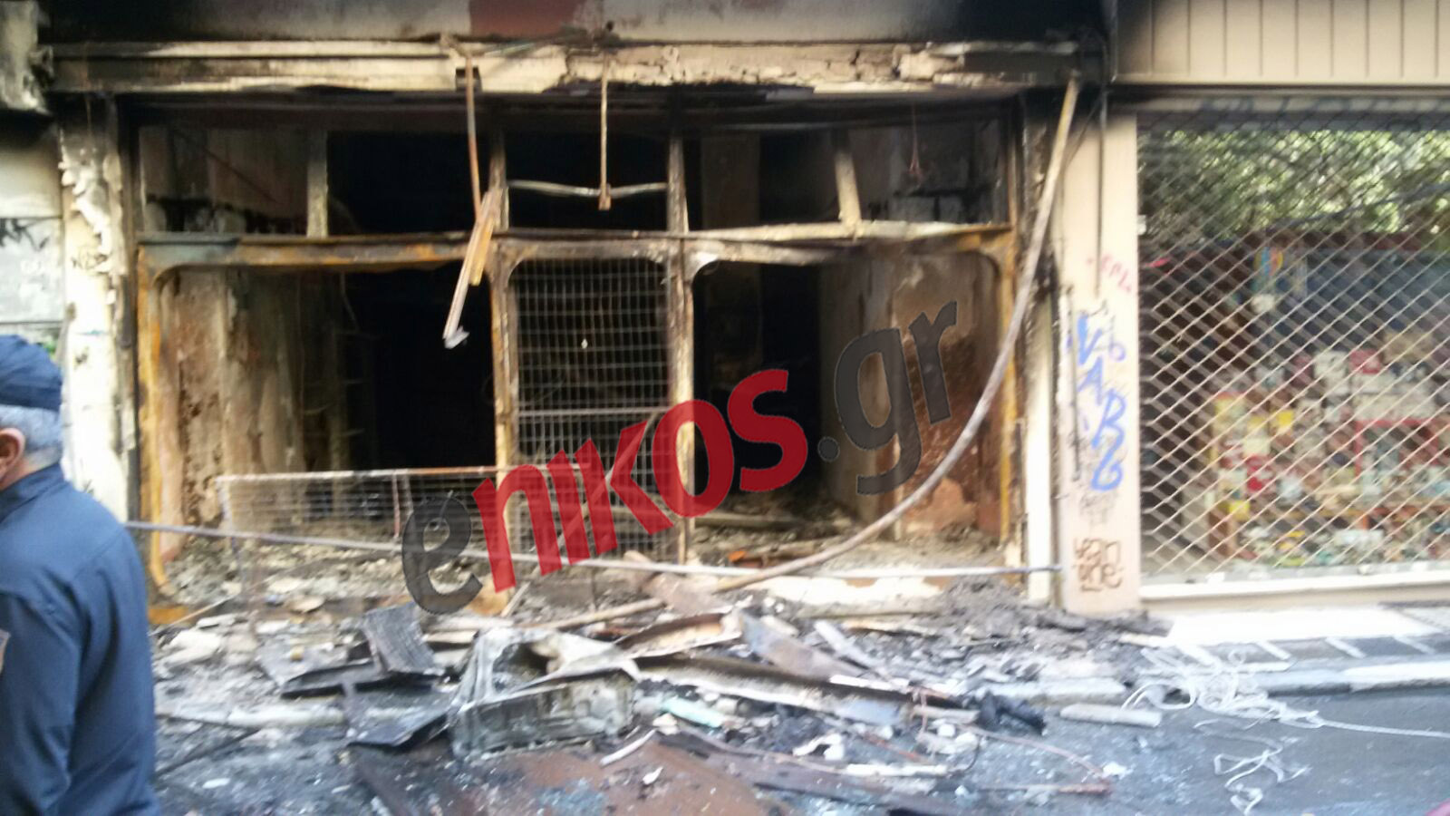 Ολοσχερώς κάηκε το κατάστημα στα Εξάρχεια – Νέες ΦΩΤΟ