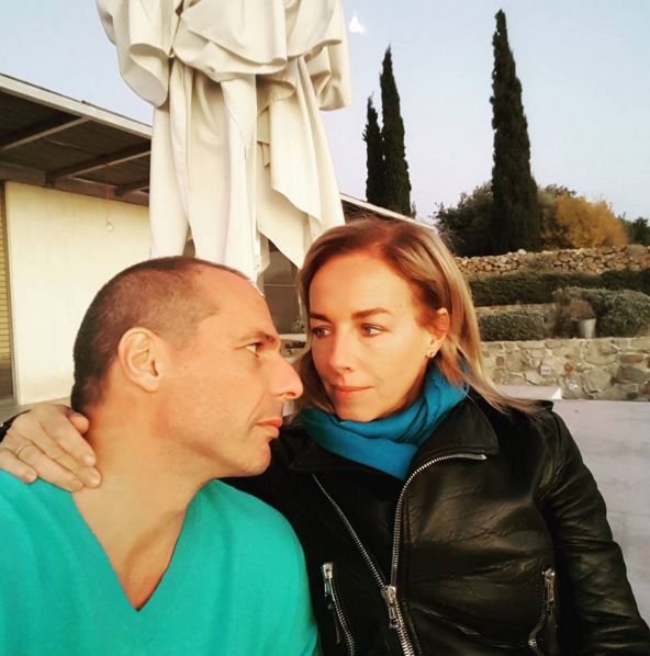 Η ρομαντική φωτογραφία του Βαρουφάκη με την Δανάη στην Αίγινα