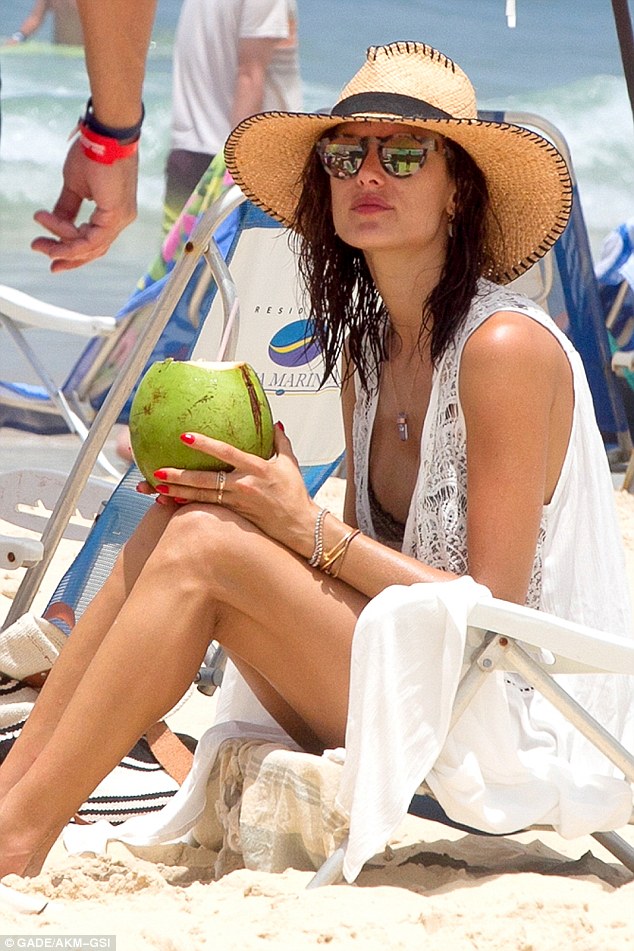 Η Αμπρόζιο με αποκαλυπτικό μπικίνι – ΦΩΤΟ