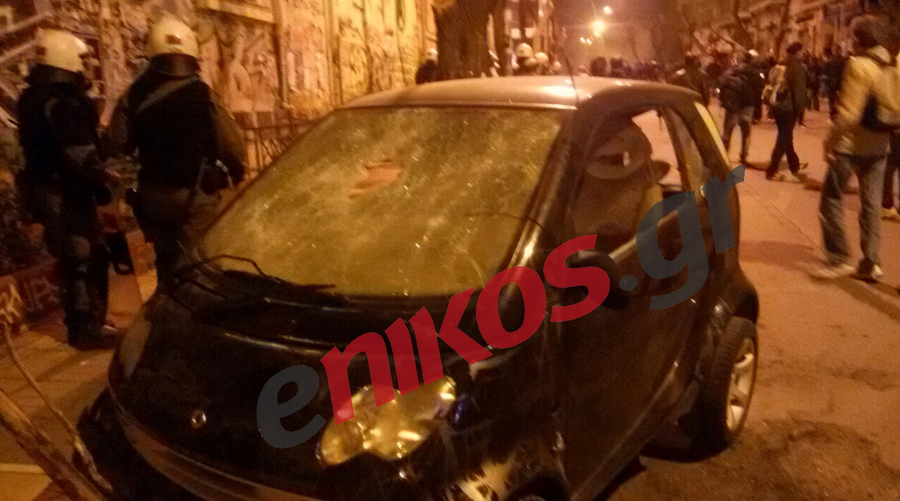 ΦΩΤΟ από τη φωτιά σε αυτοκίνητο στα Εξάρχεια – ΤΩΡΑ