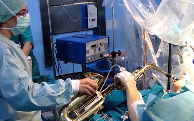 Toν χειρουργούσαν και εκείνος… έπαιζε σαξόφωνο – ΒΙΝΤΕΟ