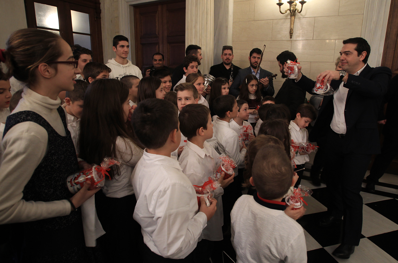 Ο Τσίπρας μοίρασε δώρα σε παιδιά – ΦΩΤΟ